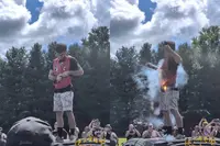 Het buitenbeentje van de vriendengroep mag vuurwerk afsteken