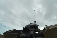 Russische dronejagers knallen vanaf rijdende wagen op drone boven snelweg
