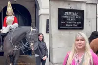 Je zou er bijna een waarschuwingsbord voor ophangen: paard hapt naar toerist in Londen