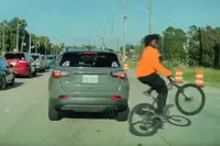 Net even te nonchalant een wheelie poppen eindigt met schoen richting de dampkring