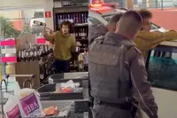 Kaart geweigerd, dus sloopt kerel 300 flessen wijn in supermarkt