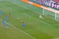 Chinese voetballer voorkomt tegendoelpunt met bizarre truc: schiet gewoon tweede bal het veld in