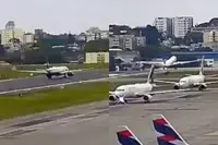 Passagiersvliegtuig in Brazilië stijgt pas op in allerlaatste meters van startbaan