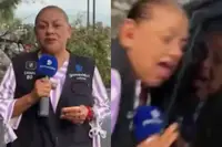 Reporter en cameraman doen live verslag van gevaarlijke weg en worden seconden later zelf aangereden