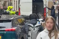 Pakketbezorger parkeert verkeerd in Amsterdam en wordt vervolgens getaserd door politieagent