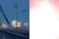 Russische drone knalt op belangrijke brug in Kyiv terwijl automobilisten er nog overheen rijden