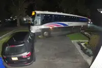 Buschauffeur wordt vermoedelijk onwel achter stuur en ramt auto's en woning in New Jersey
