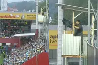 Braziliaanse voetbalfans springen tribune bijna aan gort en bezorgen cameraman doodsangsten