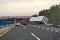 Vrachtwagen gaat compleet op z’n kant en automobilist ontsnapt op het allerlaatste moment