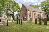 Kerk uit 1903 te koop in Appelscha en van deze buren ga je nooit last hebben