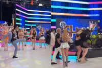 Mexicaanse tv-presentator is irritante drone zat en trapt deze vol in gezicht van model