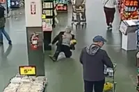 Vrouw (71) glijdt uit over plasje water in supermarkt en eist doodleuk 36 miljoen dollar