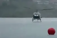 Dramatische beelden: helikopter stort in Atitlánmeer in Guatemala, twee inzittenden nog vermist