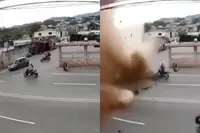 Motorrijder ontsnapt op het nippertje als enorme waterleiding in Venezuela ontploft