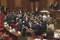 Complete knokpartij in Armeens parlement: politici gaan elkaar met vuisten en stoelen te lijf