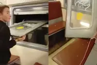 Ja joh, waarom niet: gasten breken deur van trein in Moskou open