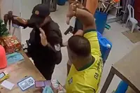 Zelfs de beveiliger is niet veilig: gewapende overvaller slaat toe in Braziliaanse winkel