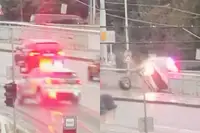 Politieauto vliegt dwars door brugleuning in Praag en stort in rivier: camera filmt bizarre crash