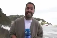 Verslaggever in Spanje vraagt om problemen met enorme golven en krijgt precies wat hij zoekt