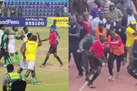 Boze voetbalfans in Kenia vallen scheidsrechter aan en helpen eigen club zo aan degradatie