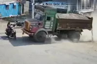 Spider-Mama in India ontsnapt op bizarre wijze aan klapper met vrachtwagen