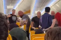 Man in vermoedelijk nep Stone Island-shirt krijgt ervan langs op Ryanair-vlucht