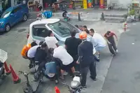 Bestuurder in China sleept kind mee onder elektrisch kabouterautootje en heeft helemaal niets door