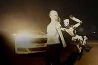 Chinese robot kan vechten, auto's optillen en laat zich zelfs overrijden om je te redden