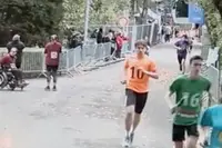 Nee, om deze beelden van livestream 24 urenloop Leuven kun je niet lachen