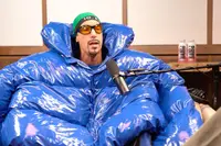 Ali G vraagt Logan Paul naar zijn beroemde broer RuPaul en dat gesprek ontspoort meteen