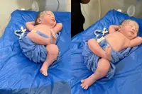 Baby ligt er even relaxed bij