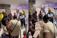 Nog één potje bingo naast de kist: dit afscheid in Colombia is wel heel bijzonder