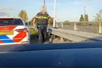 Wereldkampioen mensen irriteren aan de kant gezet door agenten