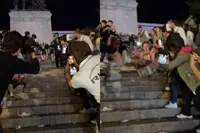 Kratje glijden op Oktoberfest in München is wel lachen