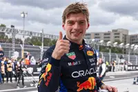 Eindelijk weer Wilhelmus: Max Verstappen wint na chaos in Maleisië zijn eerste race van 2026