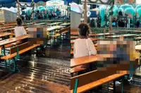 Bier, kip en iets geurigs voor deze bezoeker van Oktoberfest