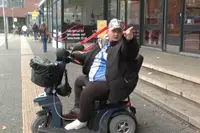 Verslaggever Aryan Parsa helemaal de touwtering geslagen door man in scootmobiel, bijna dan!