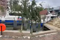 Politieboot neemt brug in Spijkenisse mee en vaart eigen mast kapot