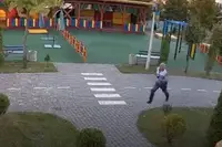 Man hoort Russische drone aankomen en rent voor zijn leven: seconden later is het raak