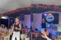 Robbie Williams-imitator behandelt Engelse tearoom alsof hij Wembley moet afbreken