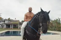 Samuel ‘Ik ga naar Pluto broer’ Onuha is terug met video die rechtstreeks vanaf Pluto lijkt te komen