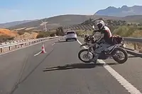 Hier keren op de snelweg, mag dat?
