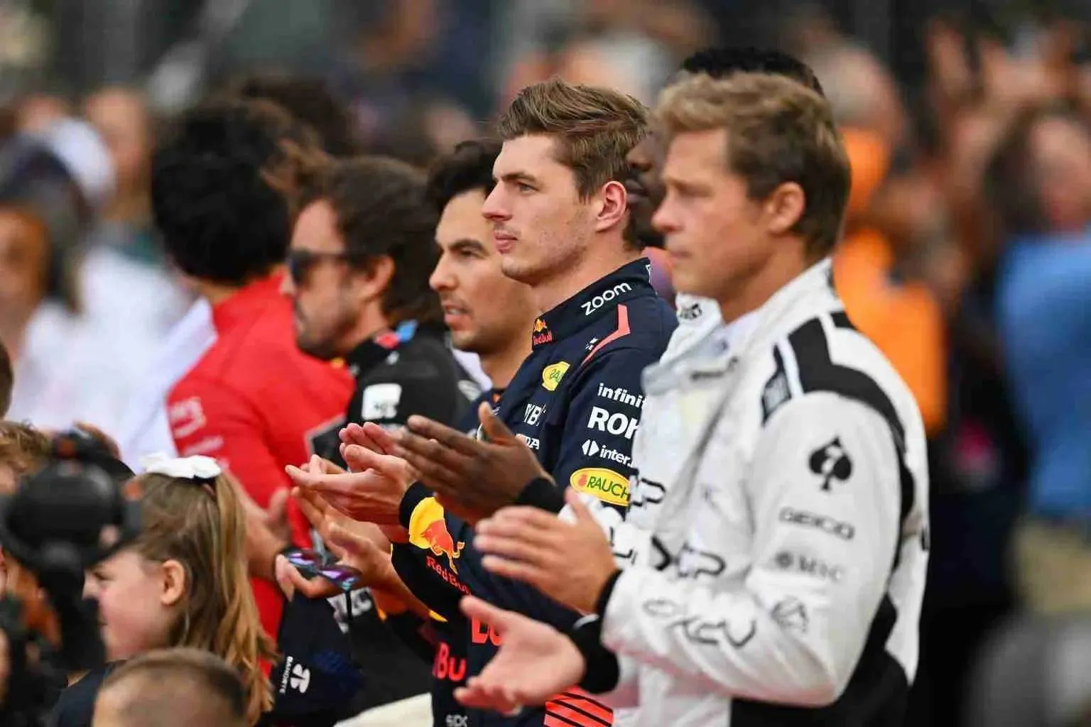 Brad Pitt openhartig over moment naast Verstappen: ‘Ik voelde me een enorme sukkel’