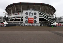 Rondom Ajax: Hoofdingang Johan Cruijff ArenA opgeknapt met portretten Cruijff en Van der Laan