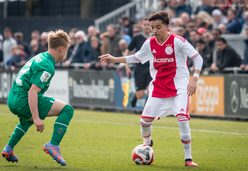 Bounida grote man bij Ajax O17; Van der Vaart trefzeker bij officiële debuut