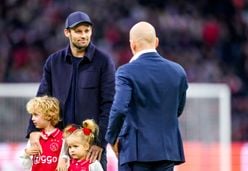 Blind, Kluivert, Tahamata en Rijkaard hebben borstbeeld in supportershome Ajax