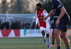 Ajax O15 laat niets heel van NEC O15 op druilerig Sportpark de Toekomst