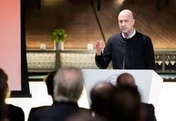 Cruijff wil mogelijk 15 nieuwe spelers naar Ajax halen: 'Blind kun je met potlood wel invullen'