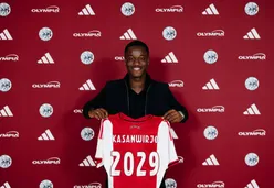 Ajax beloont verdediger Kasanwirjo (18) met eerste profcontract