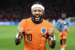 Memphis Depay onder vuur na delen van opmerkelijke foto